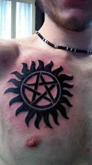 A tatuagem no peito do cara - pentagrama