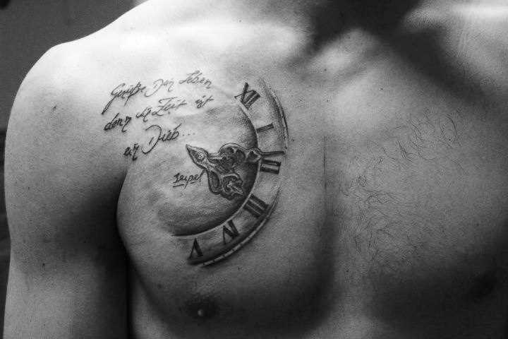 A tatuagem no peito do cara - relógios
