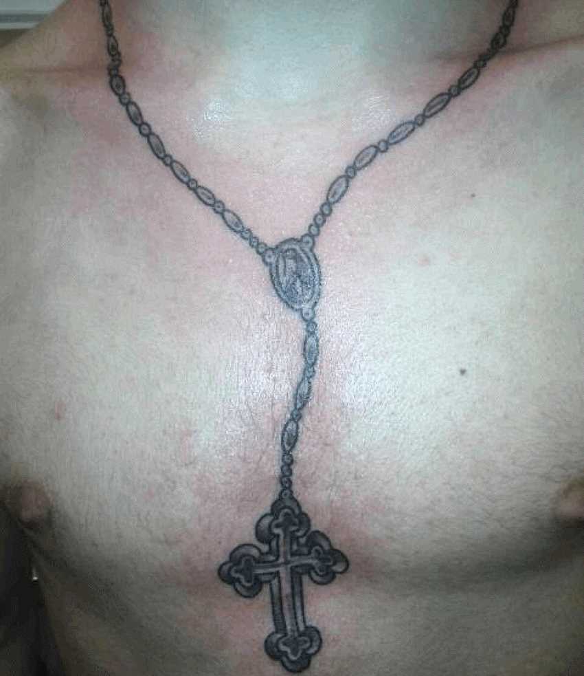 A tatuagem no peito do cara - um colar com uma cruz