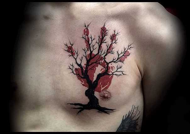 A tatuagem no peito, o homem - árvore