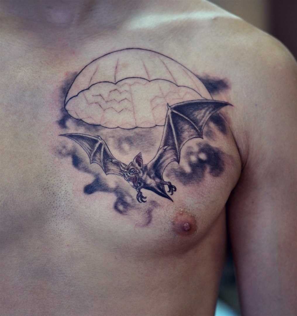A tatuagem no peito, o homem - morcego