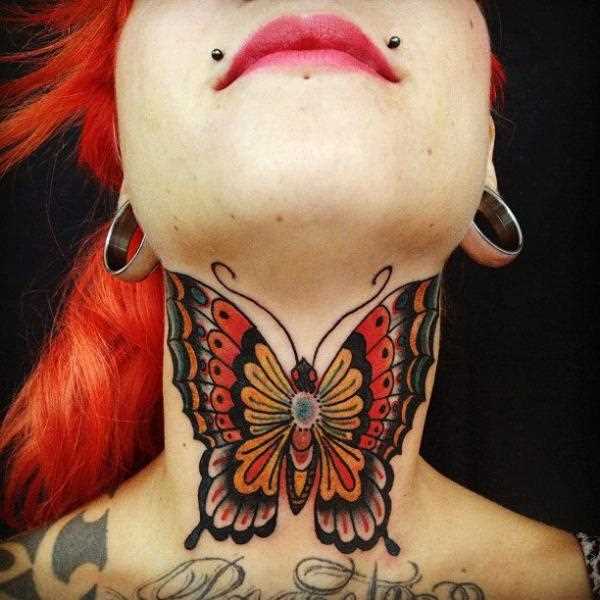 A tatuagem no pescoço da menina - borboleta no estilo oldschool