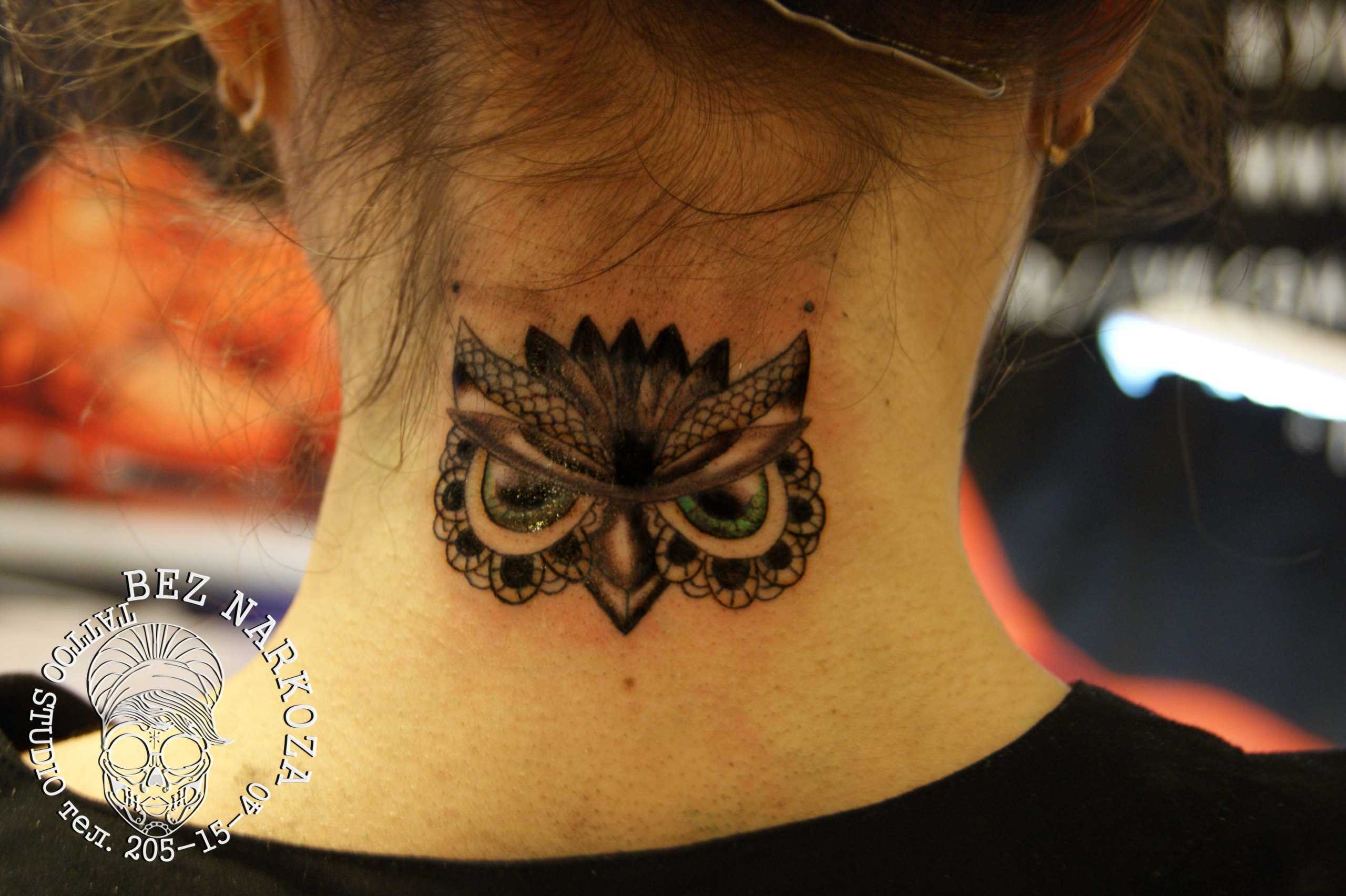 A tatuagem no pescoço da menina - coruja