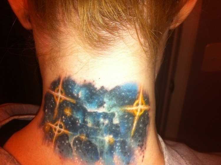A tatuagem no pescoço da menina - espaço