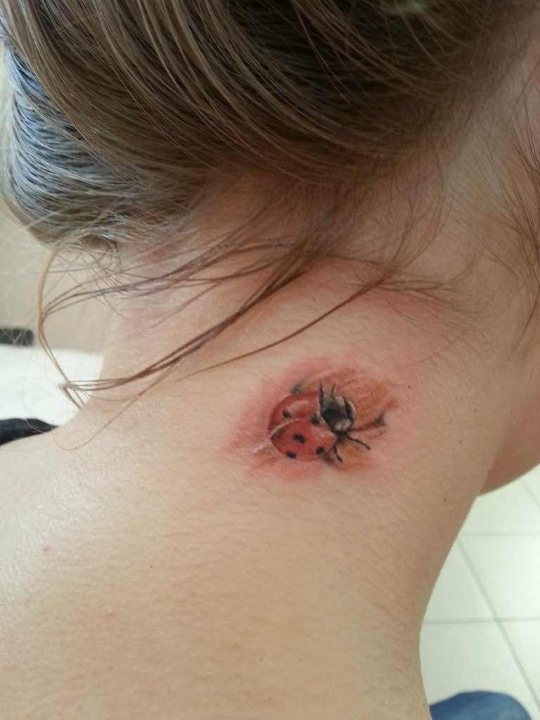 A tatuagem no pescoço da menina - joaninha