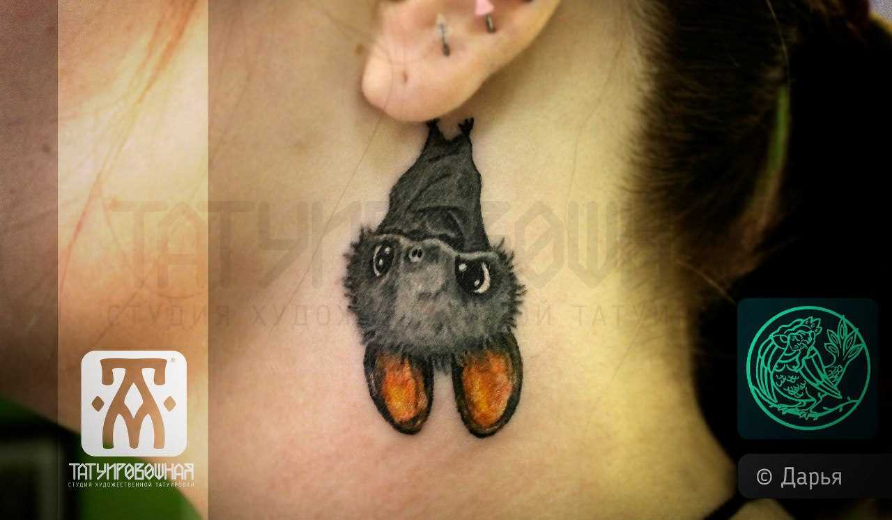 A tatuagem no pescoço da menina - morcego