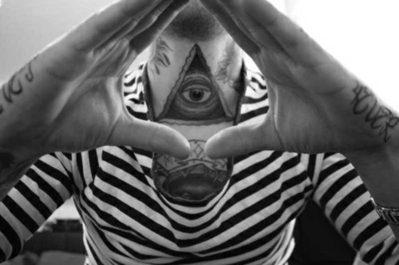 A tatuagem no pescoço de um cara - a pirâmide com o olho