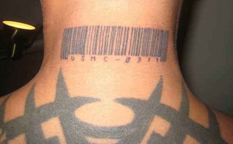 A tatuagem no pescoço de um cara - código de barras