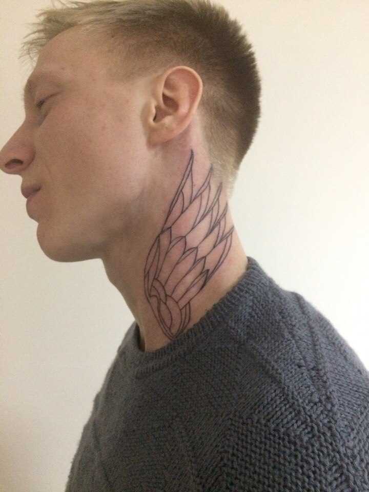 A tatuagem no pescoço de um cara - de- asa