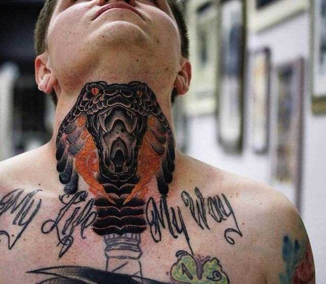 A tatuagem no pescoço de um cara - de- cobra