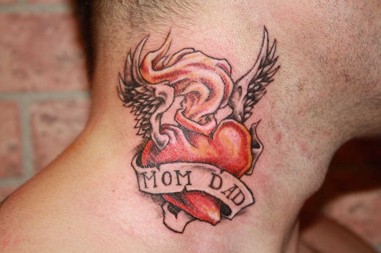 A tatuagem no pescoço de um cara - de coração com asas e legenda em inglês