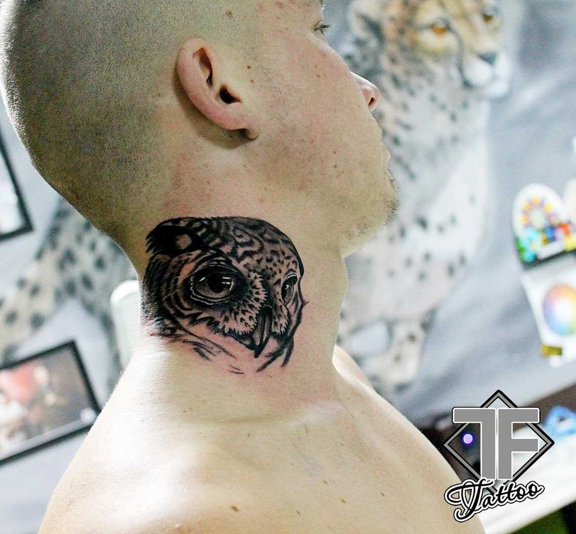 A tatuagem no pescoço de um cara - de- coruja