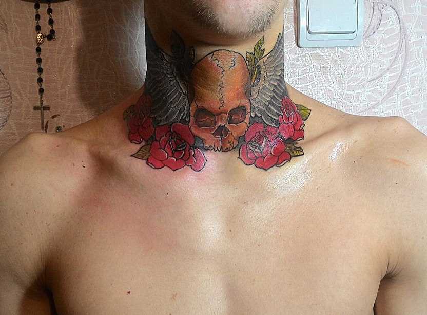 A tatuagem no pescoço de um cara de crânio