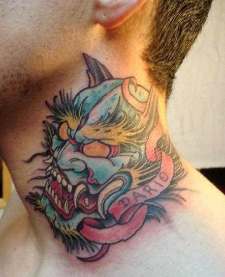 A tatuagem no pescoço de um cara - de- dragão
