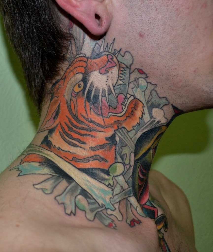 A tatuagem no pescoço de um cara - de- tigre
