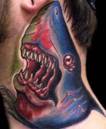 A tatuagem no pescoço de um cara - de tubarão