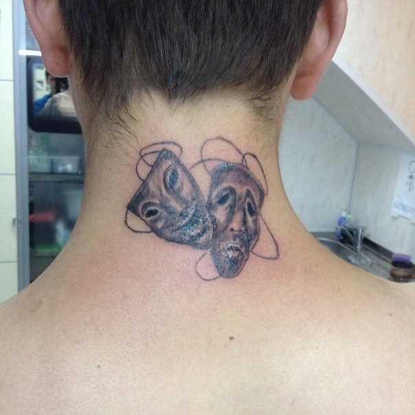A tatuagem no pescoço de um cara - máscara