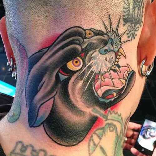 A tatuagem no pescoço de um cara - pantera