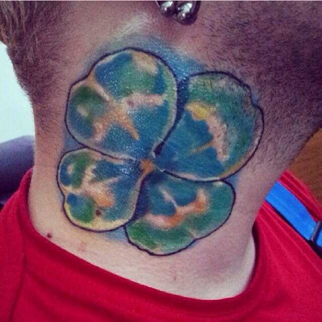 A tatuagem no pescoço de um cara - trevo