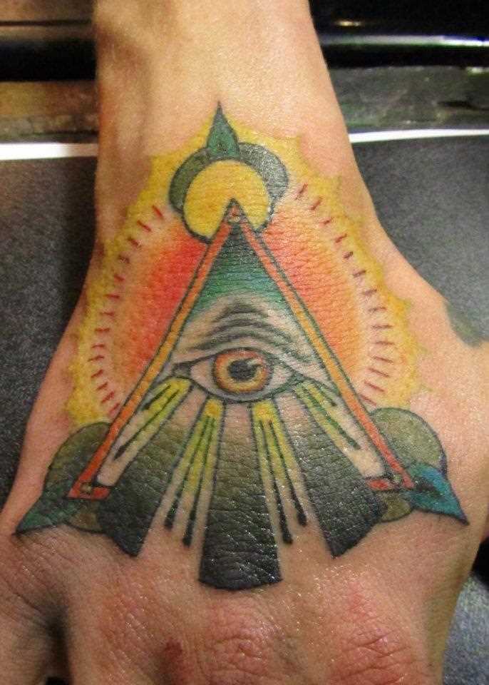 A tatuagem no pincel cara - a pirâmide com o olho e o sol