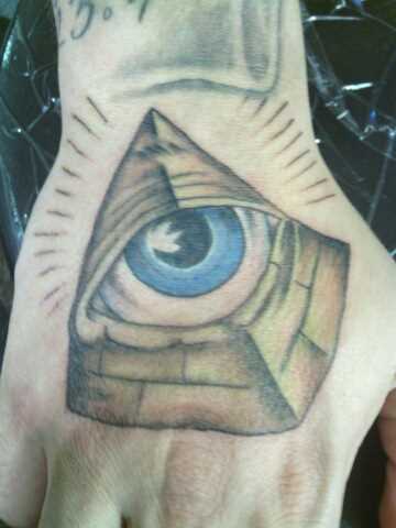 A tatuagem no pincel cara - a pirâmide com o olho