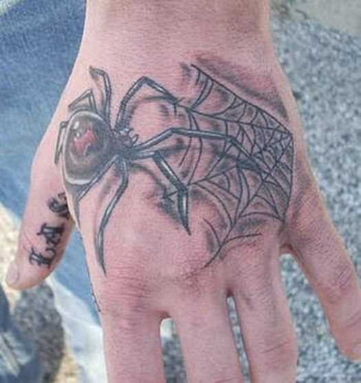 A tatuagem no pincel cara - de- teia de aranha e a aranha
