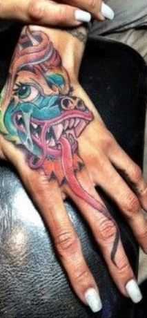 A tatuagem no pincel garota - dragão