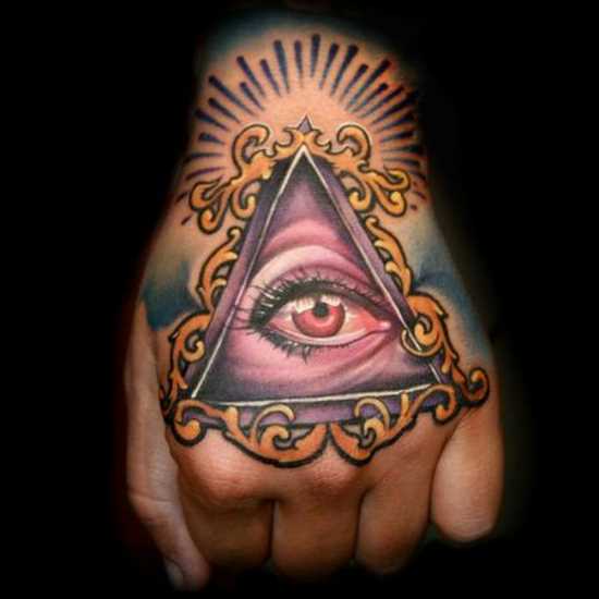 A tatuagem no pincel menina - a pirâmide com o olho