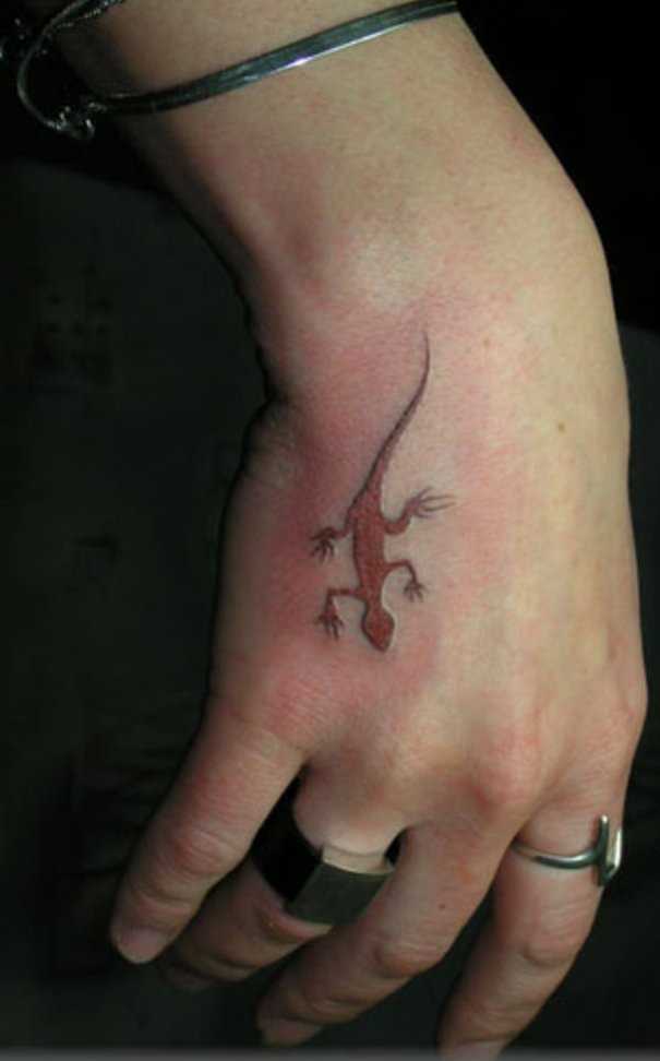 A tatuagem no pincel meninas - lagarto