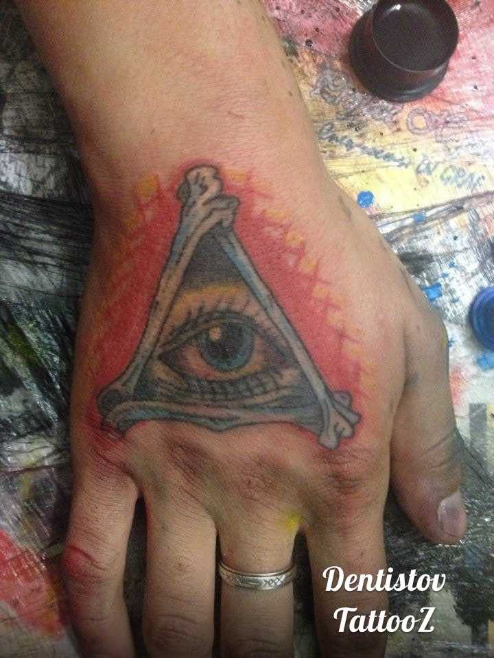 A tatuagem no pincel o cara - de olho