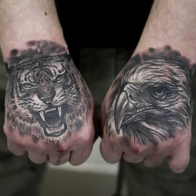 A tatuagem no pincel o cara - de- tigre e águia