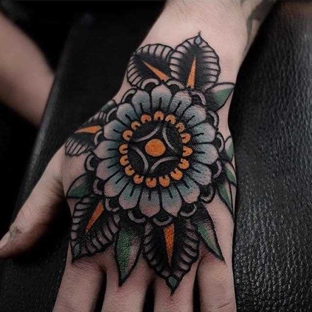 A tatuagem no pincel o cara - flor