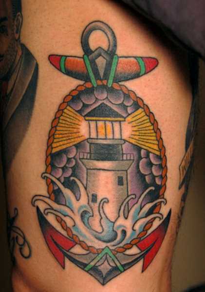 A tatuagem no quadril cara - farol, âncora