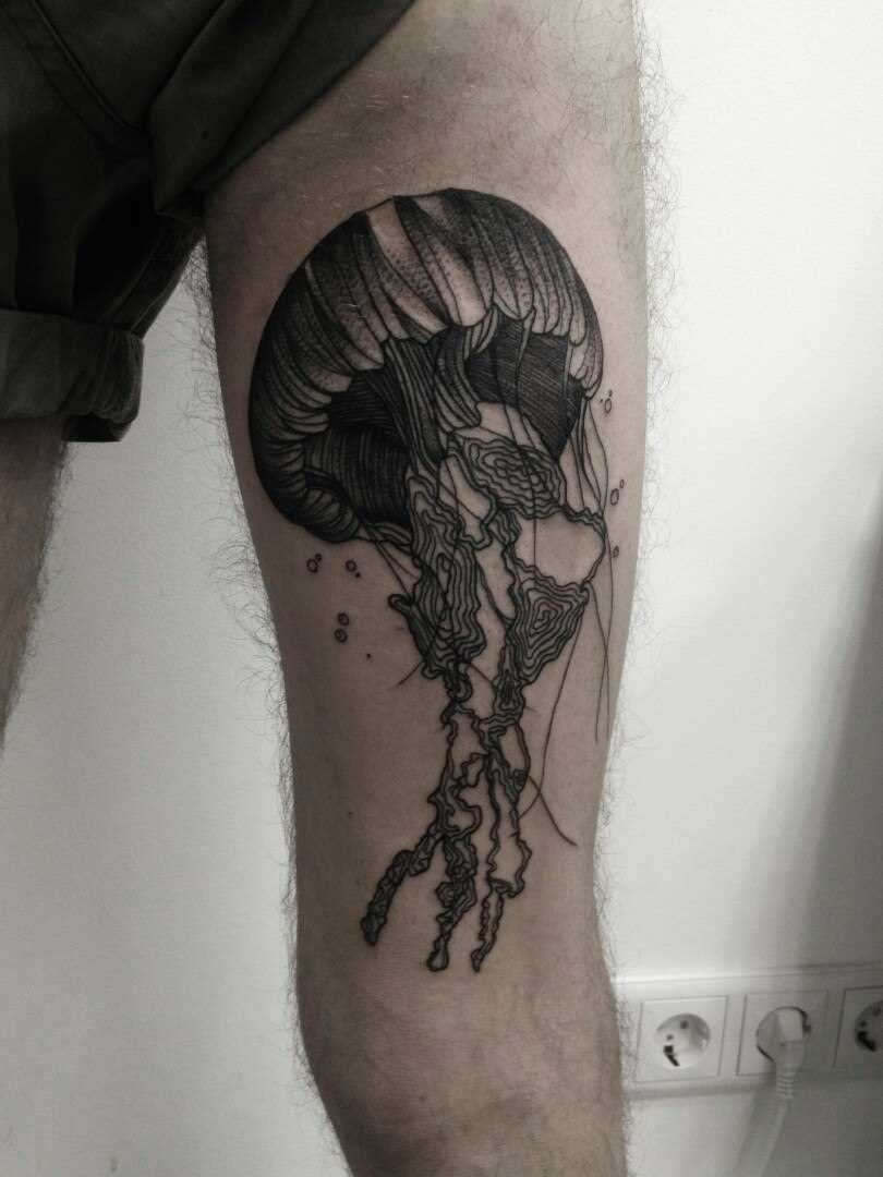A tatuagem no quadril, o cara - de- água-viva