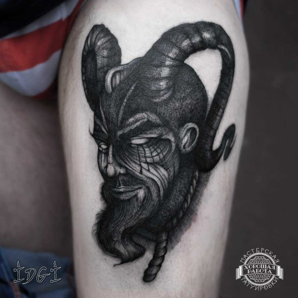 A tatuagem no quadril, o cara é o diabo
