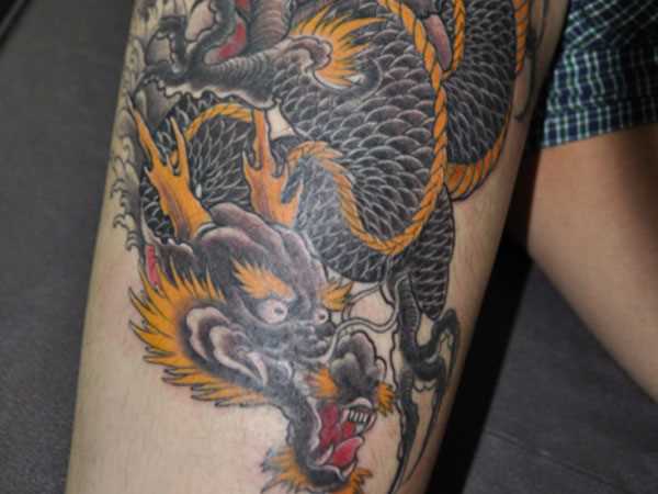 A tatuagem no quadril para o homem - dragão