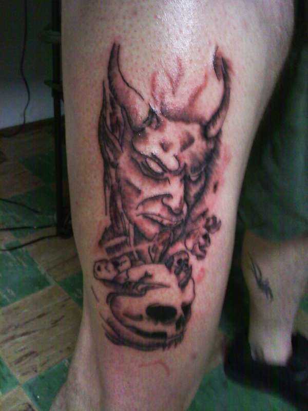 A tatuagem no quadril para o homem - o diabo