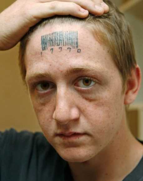 A tatuagem no rosto de um cara - código de barras