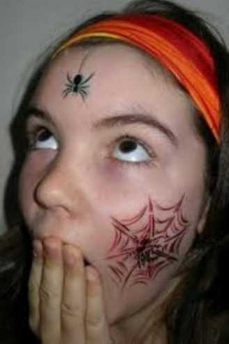 A tatuagem no rosto de uma menina - a web