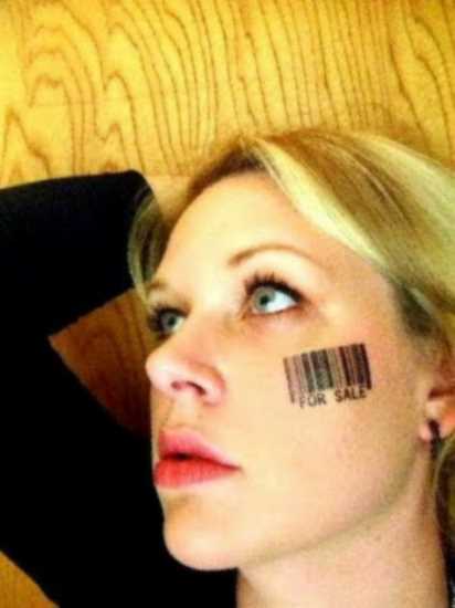 A tatuagem no rosto de uma menina - código de barras