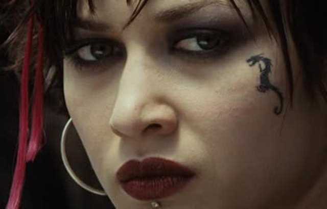 A tatuagem no rosto de uma menina - dragão