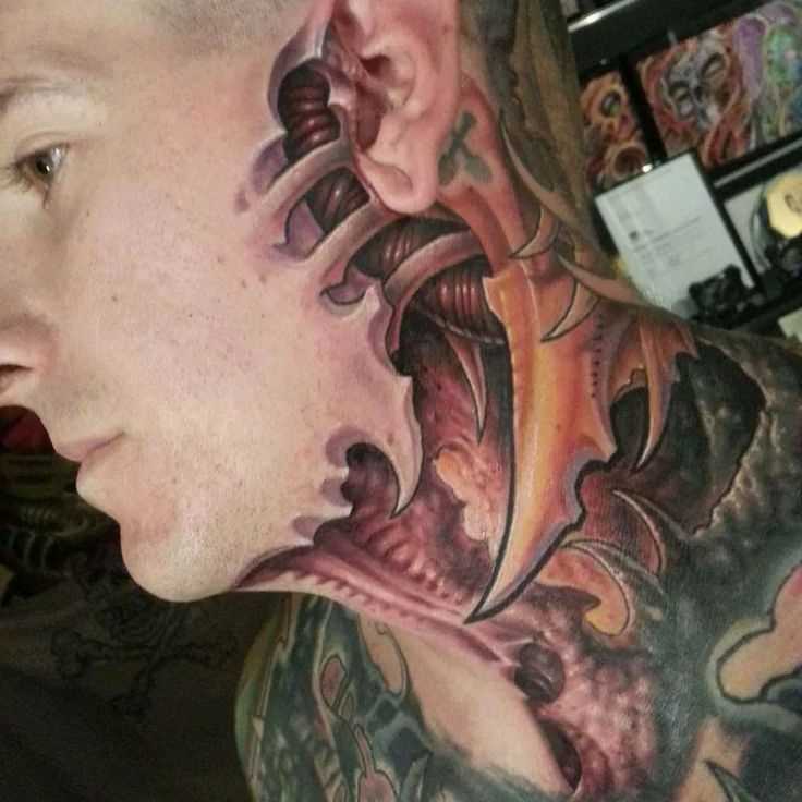 A tatuagem no rosto e no pescoço de um cara no estilo de biomecânica-organika