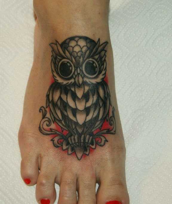 A tatuagem no stupnee a menina - coruja