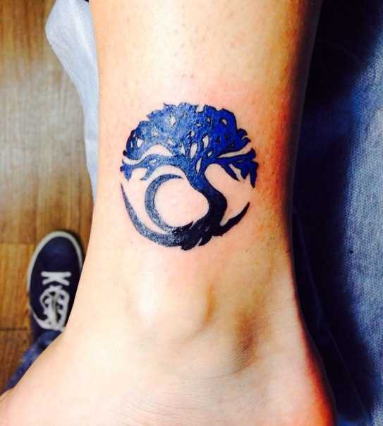 A tatuagem no tornozelo preto, as meninas - árvore