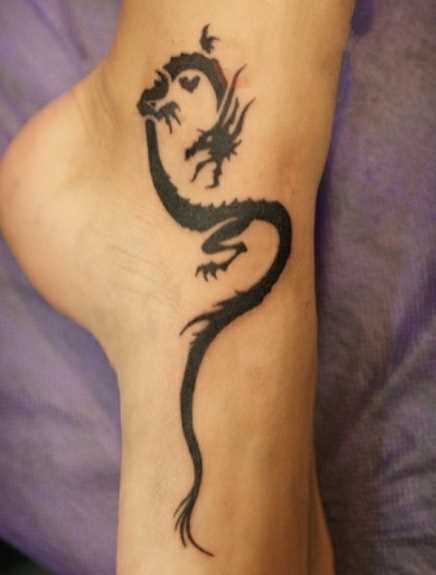 A tatuagem no tornozelo preto, as meninas - dragão