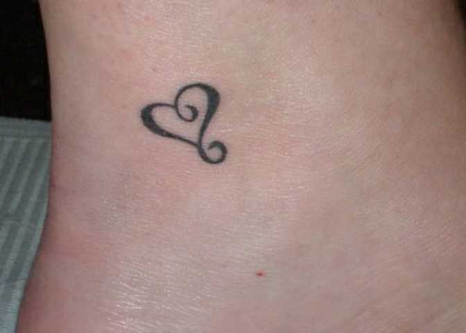A tatuagem no tornozelo preto meninas - coração