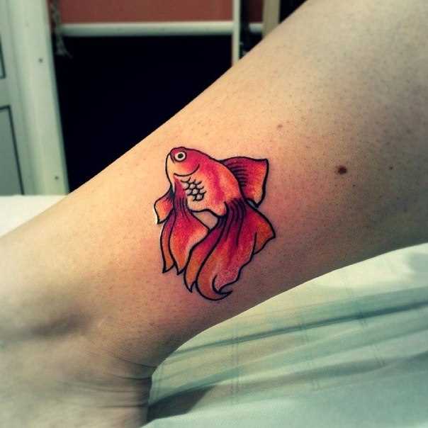 A tatuagem no tornozelo preto meninas - peixinho