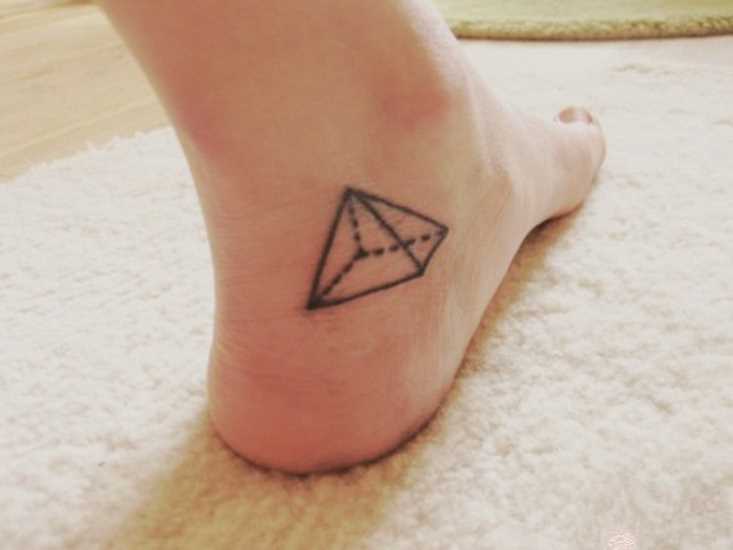 A tatuagem no tornozelo preto meninas - pirâmide