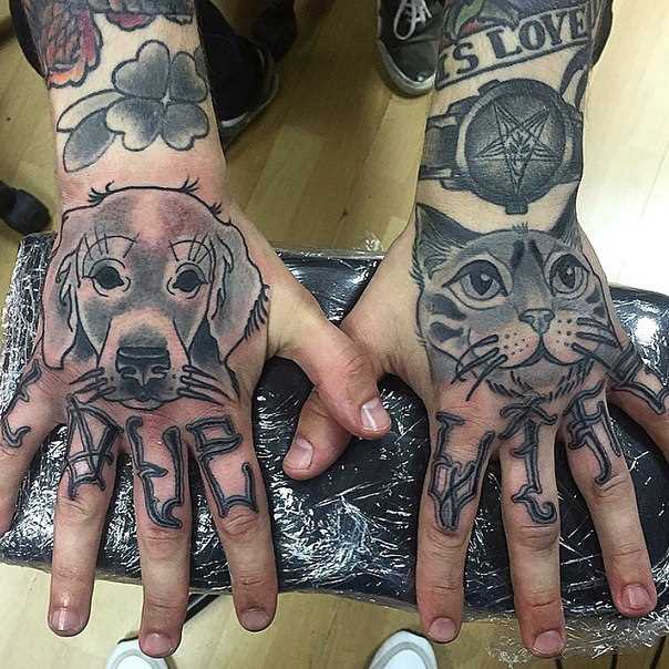 A tatuagem nos braços de um cara - de- cão e gato