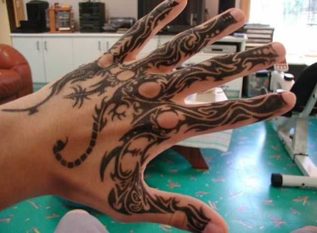A tatuagem nos dedos e pincéis cara no estilo tribal